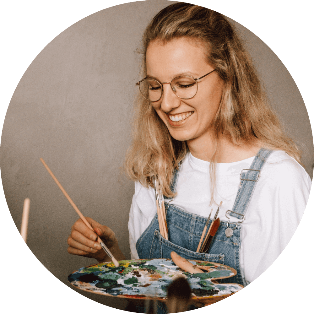 mirasdiy Künstlerin Mira Hoppe beim Malen