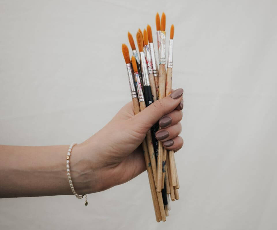 aquarellpinsel-beste Aquarellpinsel werden in einer Hand gehalten