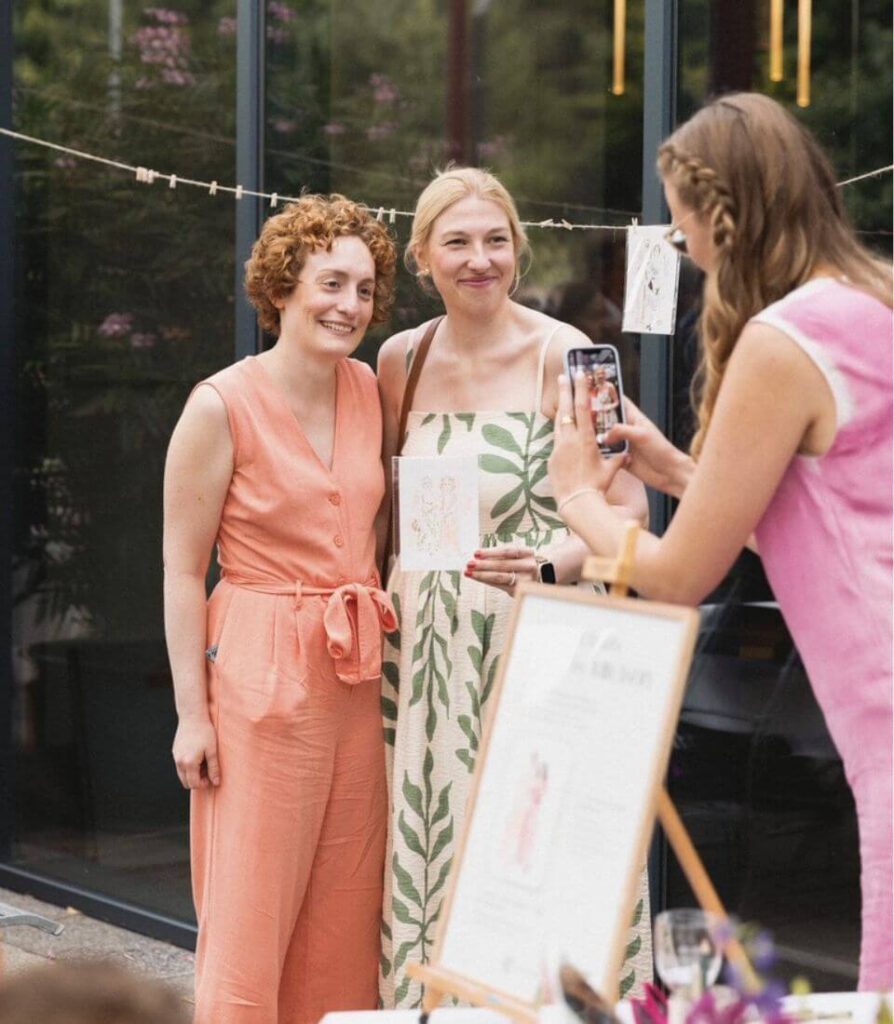 wedding-painter-ablauf Illustratorin fotografiert Hochzeitsgäste, um sie zu zeichnen